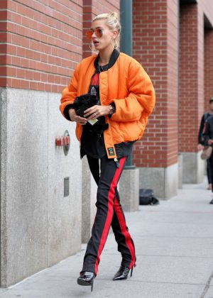 Hailey Baldwin - Arriving at Kendall's apartment in New York City